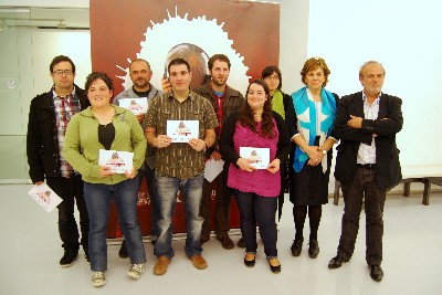 Los ganadores del premio con los responsable de Azkue Fundazioa y EKE (Foto: Azkue Fundazioa)